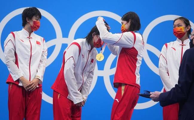 中国姑娘4×200自接力破纪录夺冠