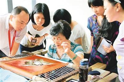 　　观众参观杭州工艺美术博物馆陈水琴手绣工作室。