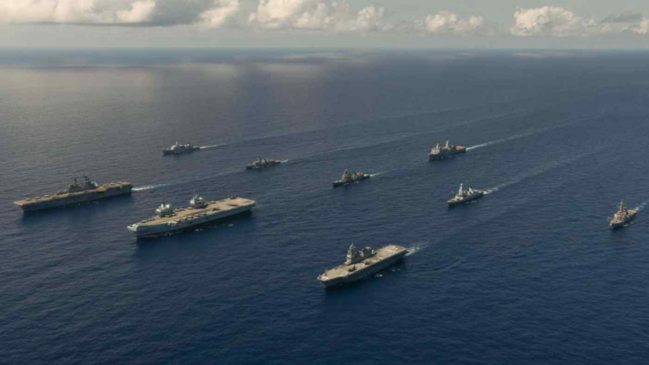 在冲绳附近参加联合演习的“航母”从左到右包括“美国”号、“伊丽莎白女王”号和“伊势”号