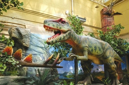 北京自然博物馆内复原的恐龙栩栩如生。　　图据北京自然博物馆官网