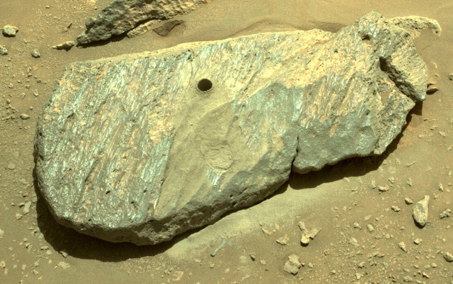美国“毅力”号在火星上采到首块岩石样本