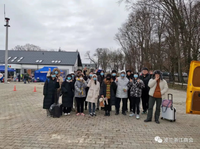 △波兰浙江商会的志愿者们在波乌边境接到中国留学生