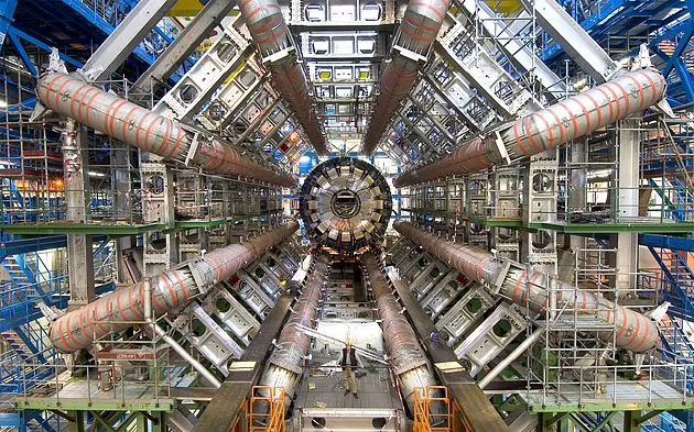 欧洲核子研究中心大型强子对撞机是世界上最强大的粒子加速器，2012年发现希格斯玻色子，大型强子对撞机（LHC）历经3年的维护和升级后再度重启。