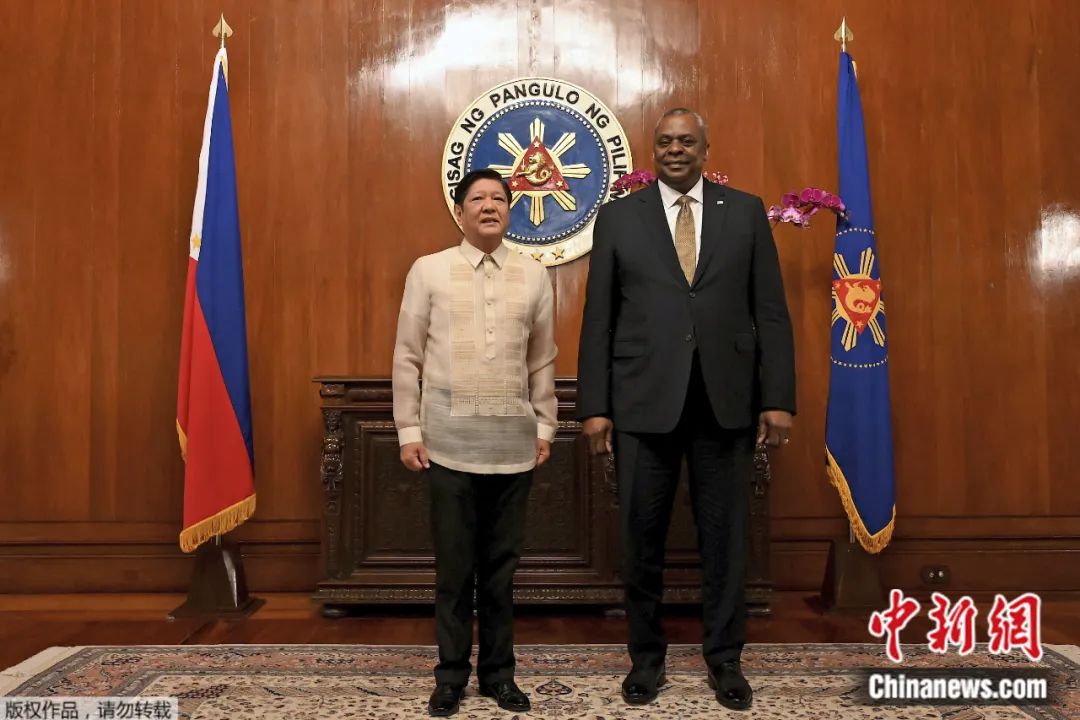 当地时间2023年2月2日，美国国防部长奥斯汀（右）在菲律宾马尼拉马拉坎南宫与菲律宾总统马科斯。