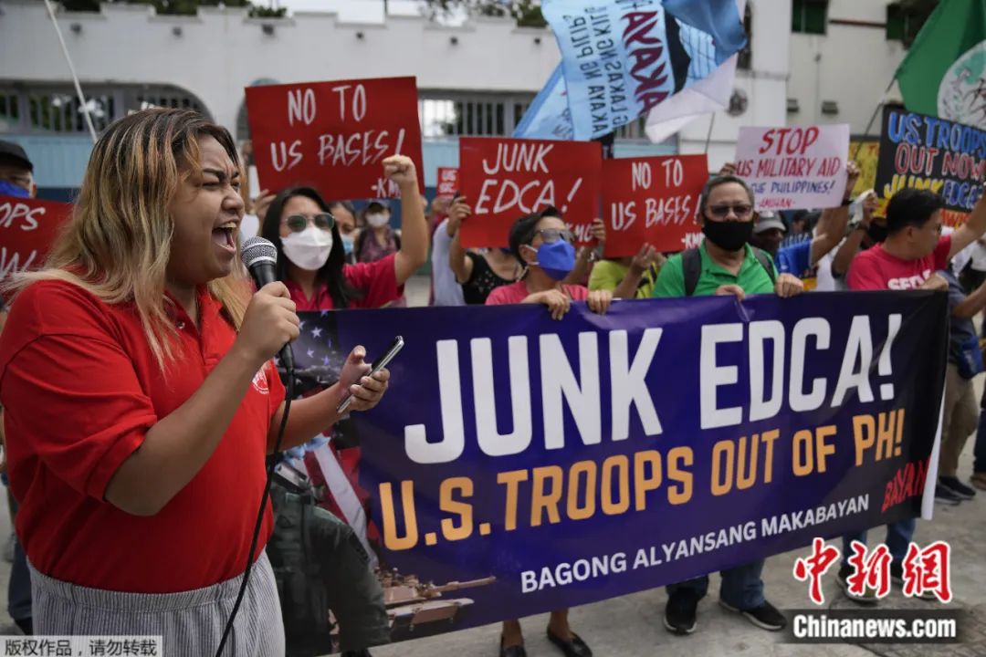 当地时间2023年2月2日，菲律宾马尼拉，示威者高喊口号，抗议美国国防部长奥斯汀的访问。