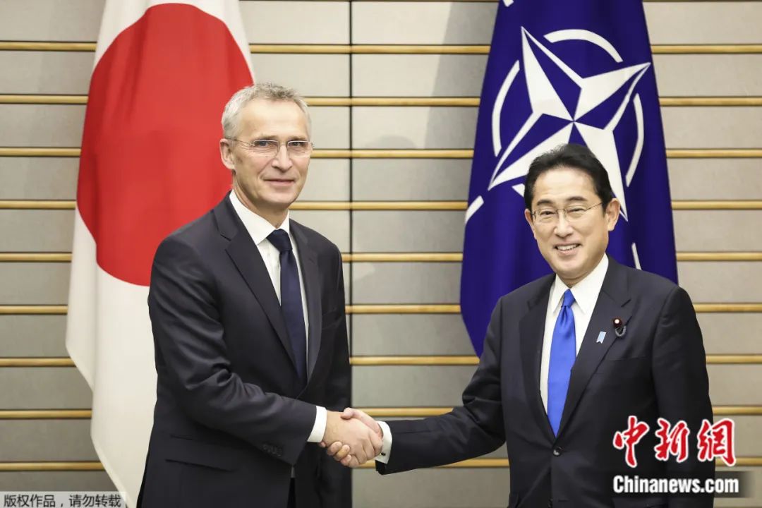 当地时间2023年1月31日，北约秘书长斯托尔滕贝格（左）在东京与日本首相岸田文雄握手。
