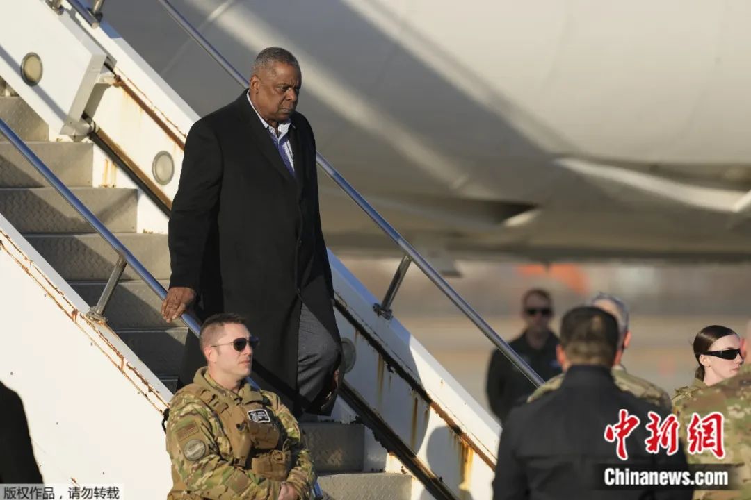 当地时间2023年1月30日，美国国防部长奥斯汀抵达韩国平泽乌山空军基地后，走下飞机楼梯。