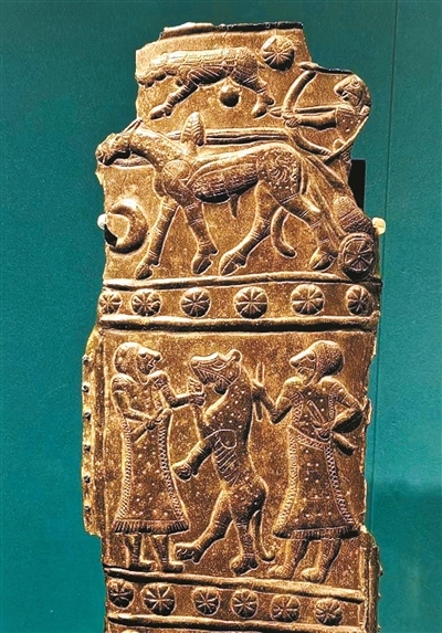 射猎宴饮图案青铜箭套（局部）（铁器时代三期）约公元前800至前700年